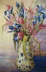 Iris, tulpaner och rosa spindelliljor i en japansk kanna,